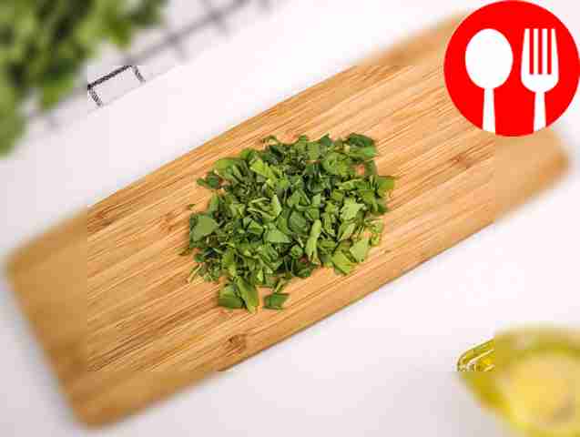 Нарежьте зелень мелко.