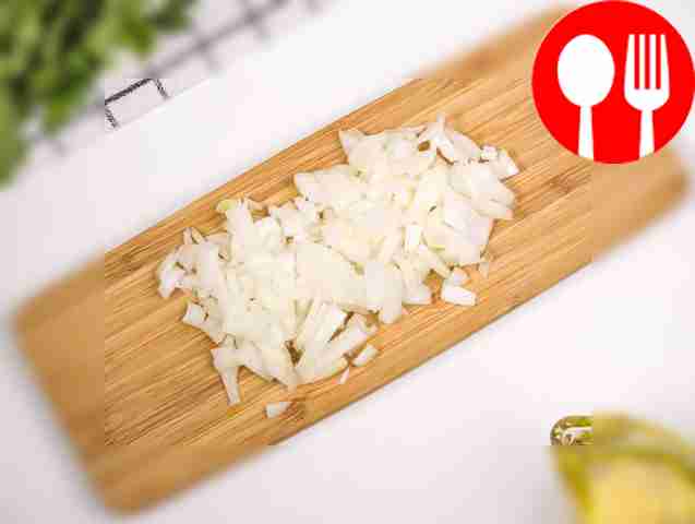 Порежьте репчатый лук на кусочки.