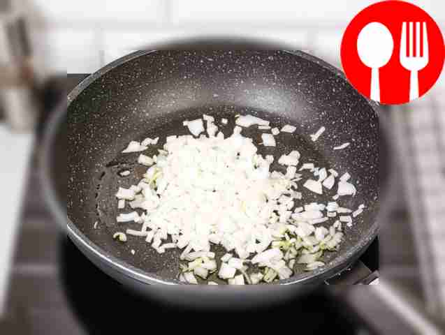 Возьмите глубокую сковороду, промажьте её...