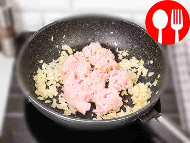 Поместите куриный фарш на сковороду.