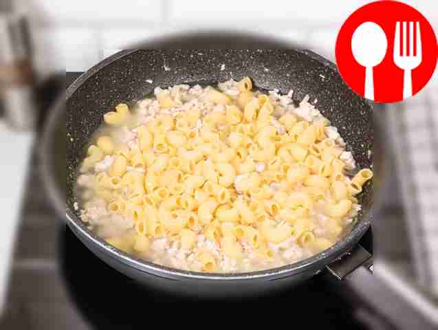 В сковороду добавьте макароны и залейте их...