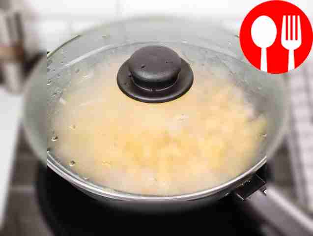 Покройте сковороду крышкой и продолжайте...