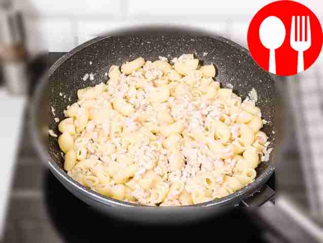 Снимите крышку, посолите по вкусу и добавьте...