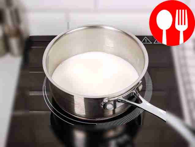 Возьмите кастрюлю или сотейник, залейте молоко...