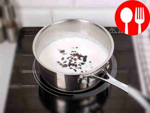 Бросьте в кастрюлю изюм.