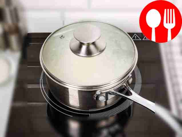 Закройте крышкой и дайте блюду постоять 5–10 минут.