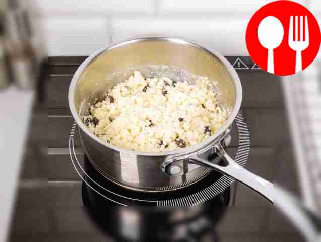 Сними крышку и перемешай ингредиенты — каша готова.