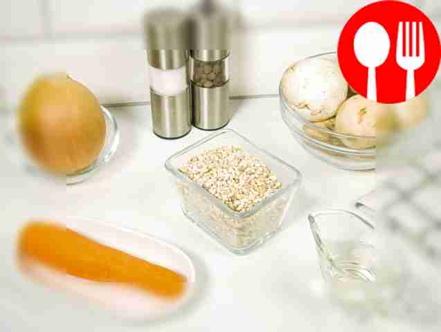 Тщательно промойте перловку, пока вода не...