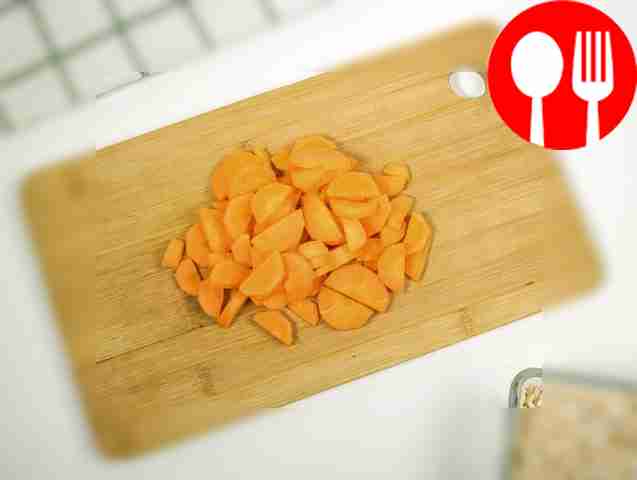 Порежьте морковь на тонкие полукруглые ломтики.