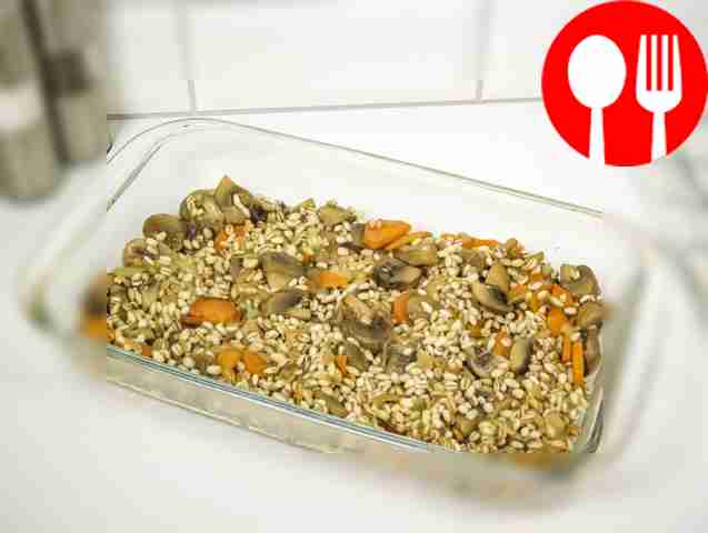 Выложите обжаренные овощи, грибы и перловку в...