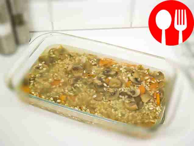 Залейте ингредиенты водой и добавьте соль с...