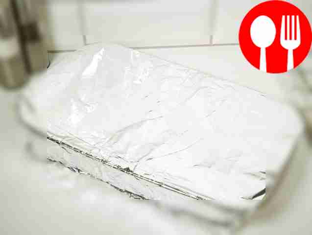 Закройте форму фольгой и запекайте в духовке в...