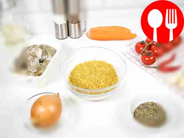 Разморозьте креветки и промойте их под струёй...