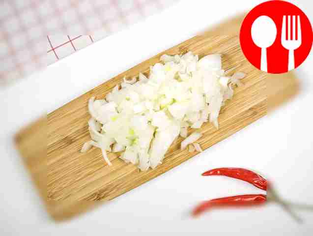 Порежьте лук на мелкие кусочки.