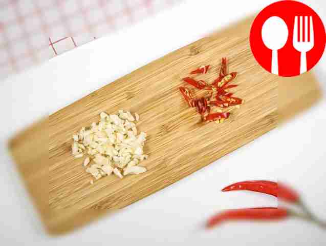 Измельчите чили и чеснок.