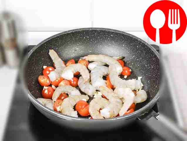 Обжарьте помидоры и чеснок отдельно, после...