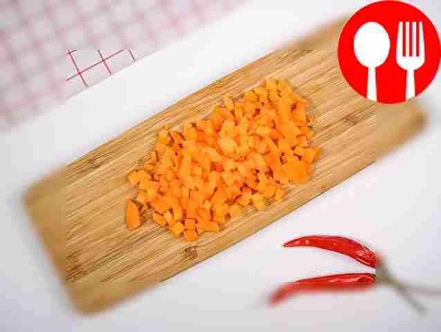 Морковь нарежьте мелко.