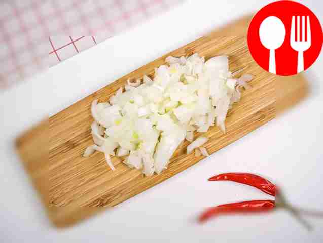 Очистите лук от шелухи и нарежьте кубиками.