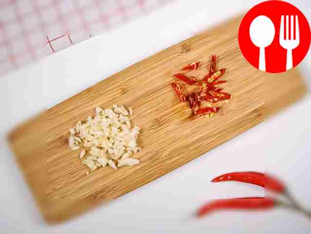 Очистите перец чили и чеснок, а затем мелко измельчите.