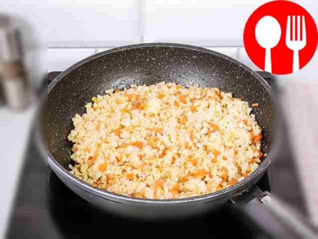 Разогрейте сковороду и влейте растительное...