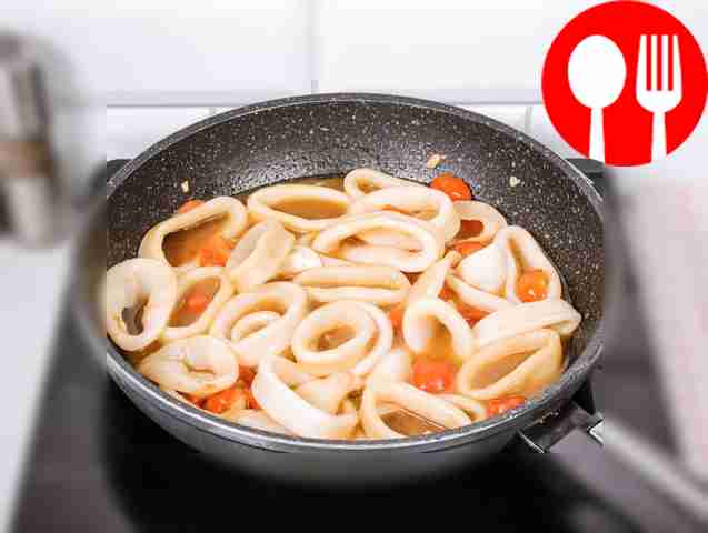 На отдельной сковороде обжарьте помидоры с...