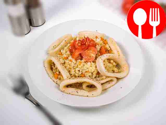 Разложите булгур с кальмарами и овощами на...