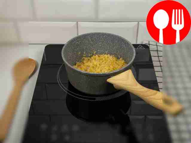 Разогрейте толстостенную кастрюлю и влейте...