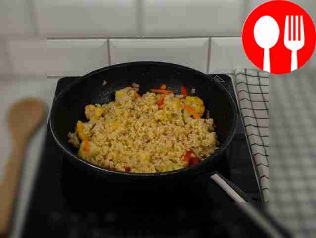 К овощам добавьте булгур и тщательно перемешайте.