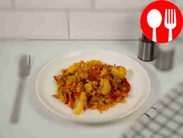 Разложите приготовленное блюдо по тарелкам и...