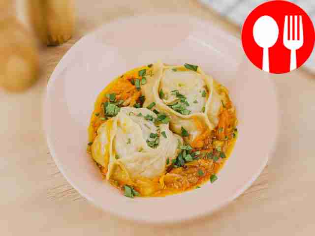 Манты на овощной подушке