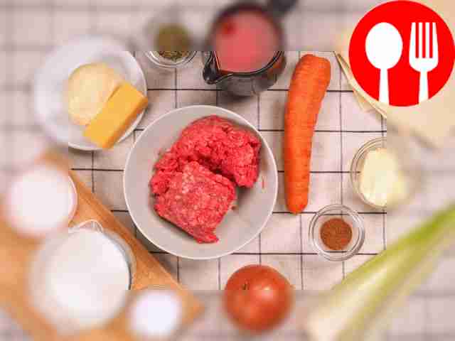 Очистите лук и морковь, затем мелко нарежьте...