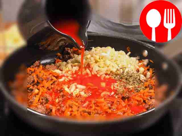 Приготовьте соус болоньезе. Разогрейте масло...