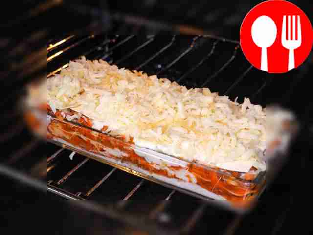 Приготовьте домашнюю лазанью. Возьмите форму...