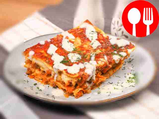 Перед подачей дайте лазанье с фаршем...