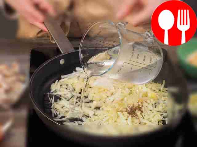 Подготовьте капусту. Разогрейте на сковороде...