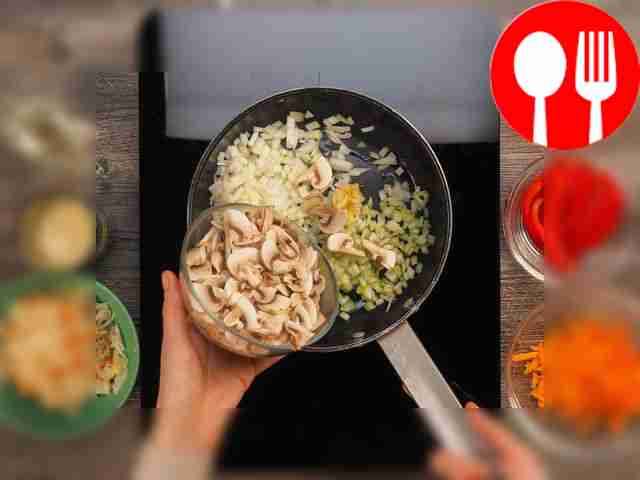 Приготовьте грибную зажарку. В отдельной...