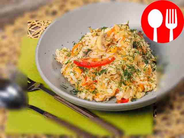 Перед подачей горячий бигус посыпьте щедро...