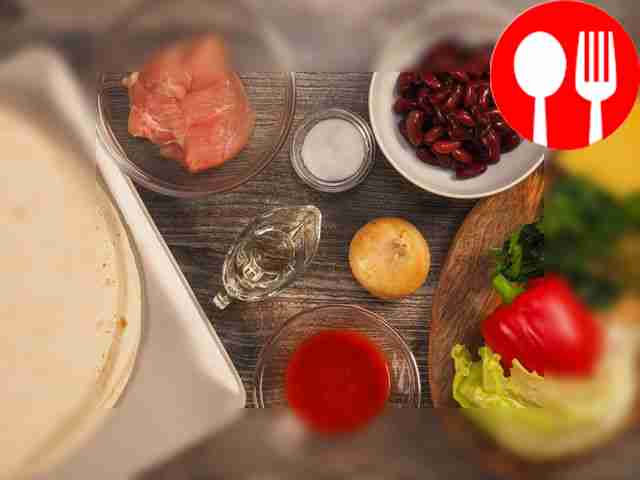 Откройте банку с фасолью. Промойте куриное...