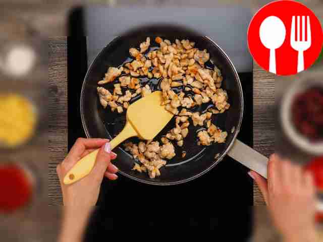 Приготовьте курицу: обжарьте куриное филе на...