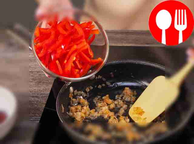 Приготовьте начинку. Обжарьте лук на медленном...