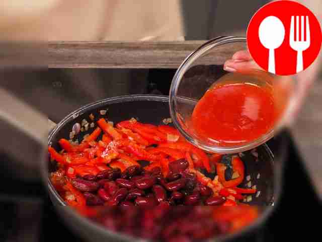 Приготовьте буррито. Возьмите тортилью,...