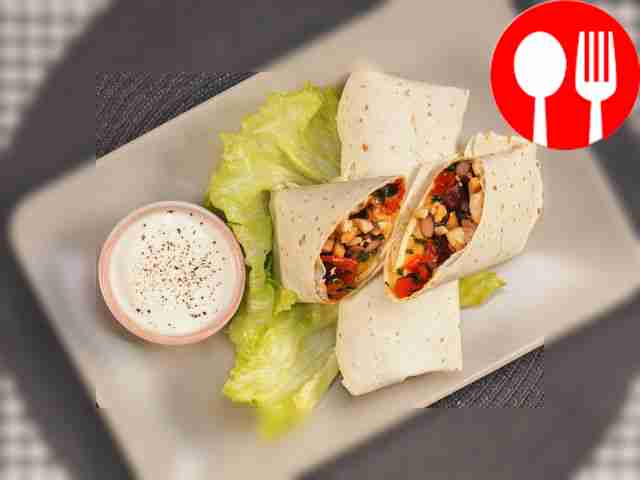 Разложите готовые буррито с фасолью на свежих...