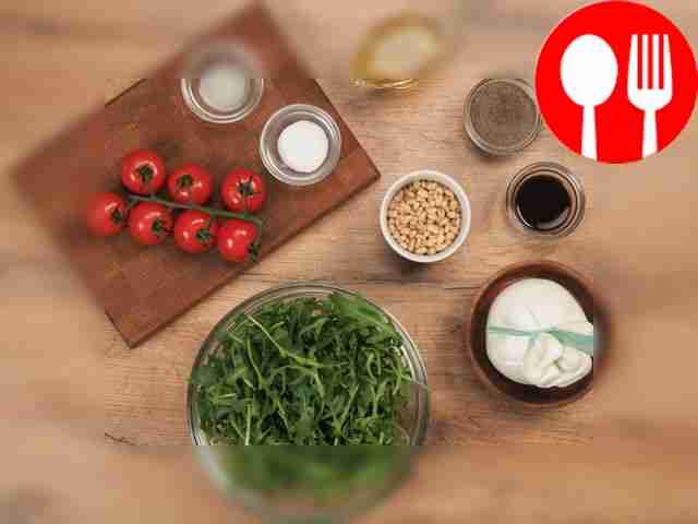 Промойте руколу и помидоры, тщательно их...