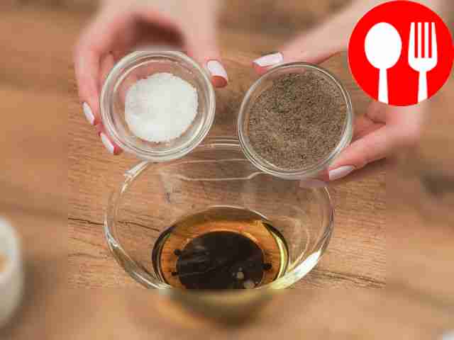 В небольшой миске соедините оливковое масло,...