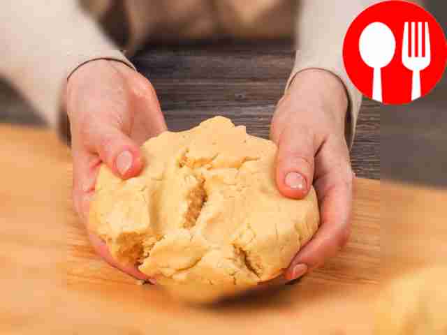 Начните замешивать тесто. В миске соедините...