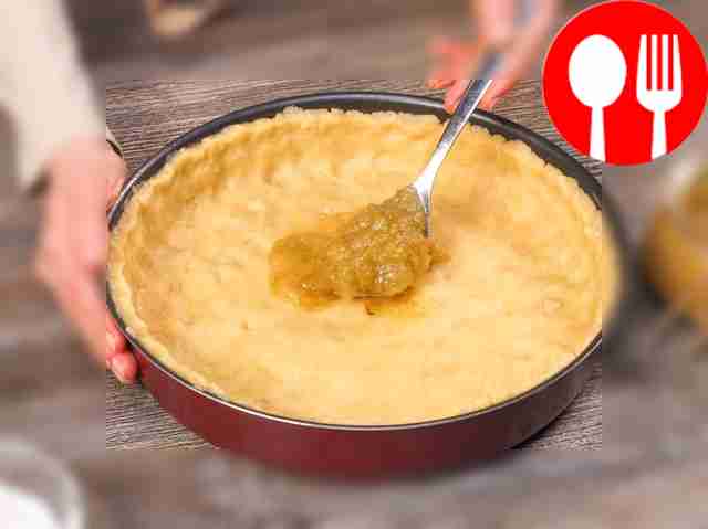 Приготовьте тесто и подготовьте форму для...