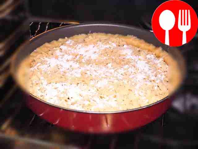 Поместите пирог в духовку и выпекайте....