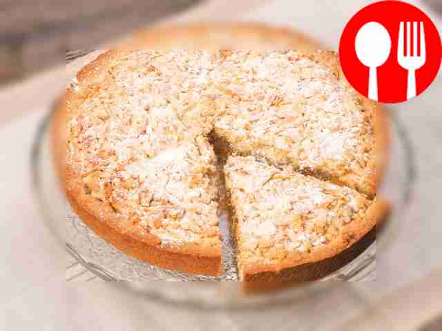 Подавайте тёплый пирог с джемом, посыпав его...