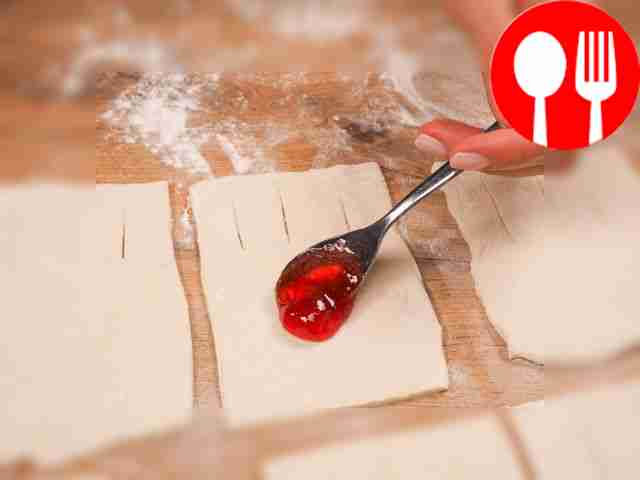 Приготовьте заготовки под слоёное тесто. По...