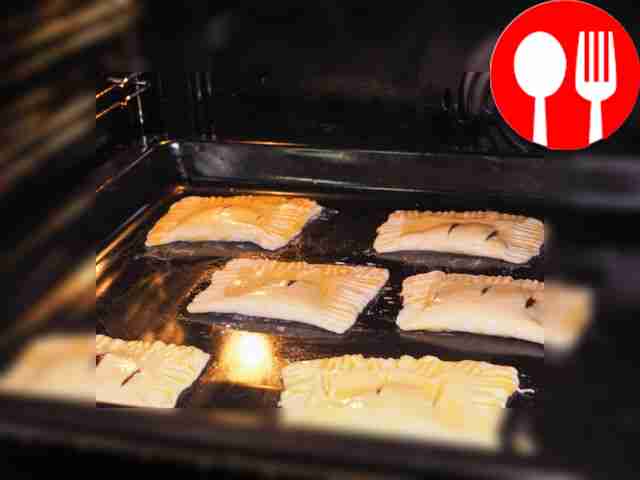 Поместите слоеные изделия в духовку. Соедините...